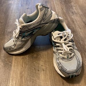 Women’s brooks size 7 gts x g02